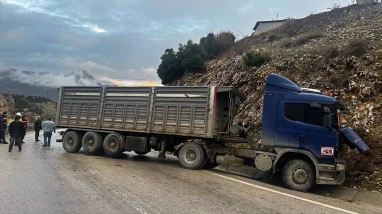 Eğirdir’de Otomobil-Tır Çarpışması: 3 Yaralı